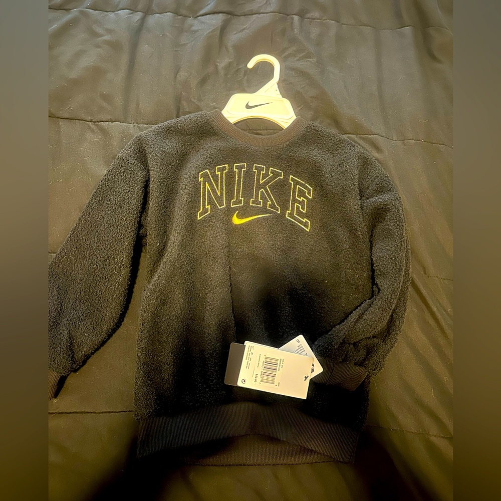 Black and Gold Nike outfit - Picture 2 of 6